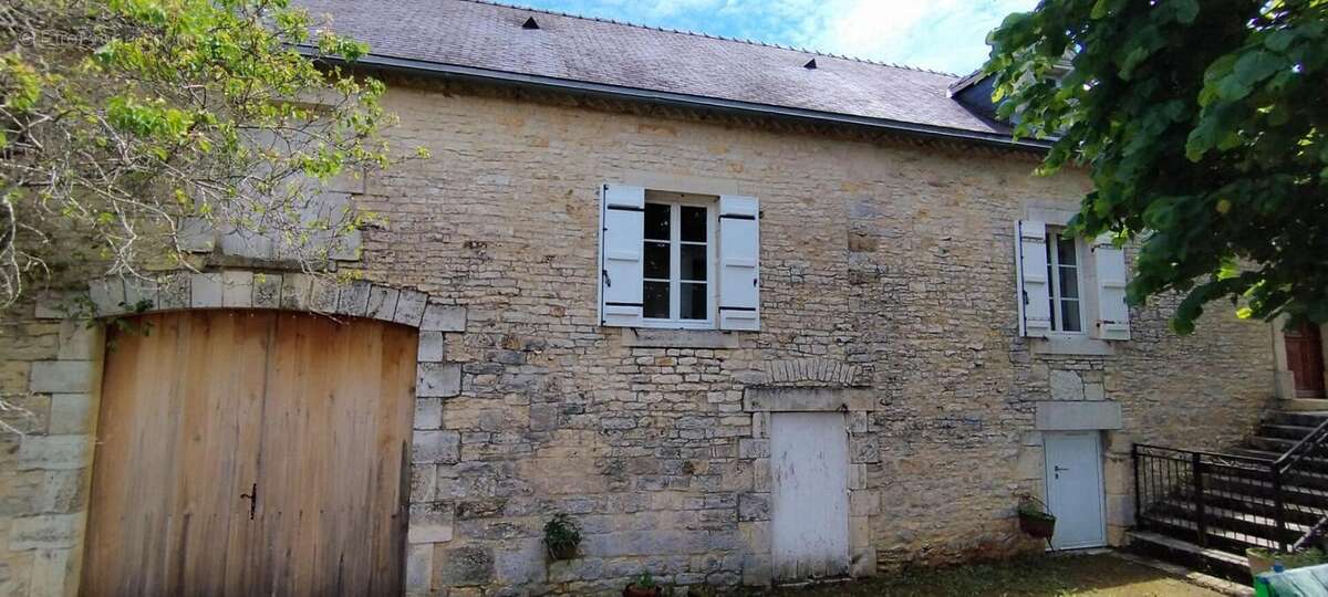 Maison de Bourg sur un terrain clos de 2365m² - photo 12