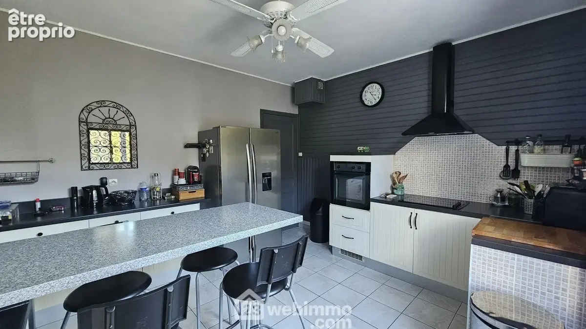 Une autre vue de la cuisine avec un espace repas.