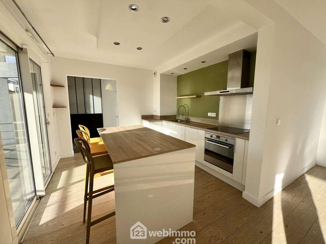 La cuisine est entièrement aménagée et possède un cellier attenant - Appartement à BASTIA