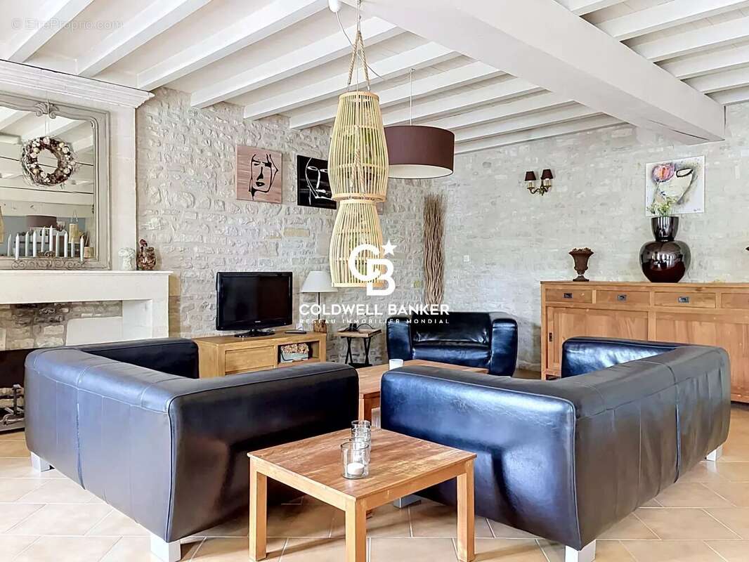 Maison familiale de belles prestations avec jardin et piscine à Aumagne - photo 6