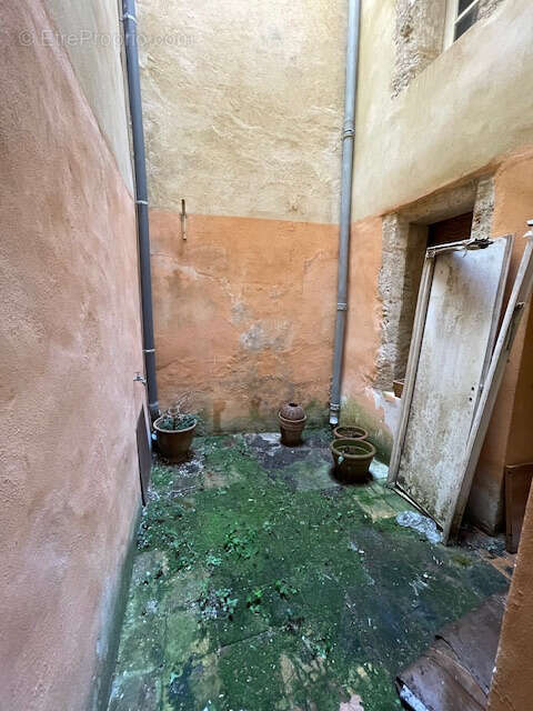 34120 Pézenas immeuble 3 appartements et 3 studios 1 terrasse 2 caves 1 patio - photo 20