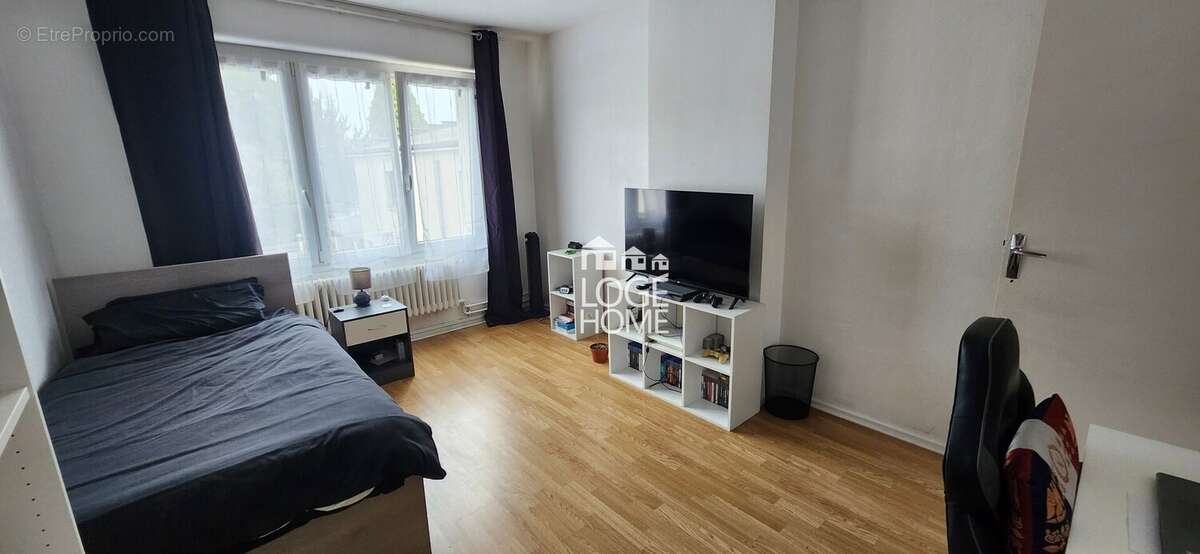 Chambre appartement 1er étage - Appartement à HENIN-BEAUMONT