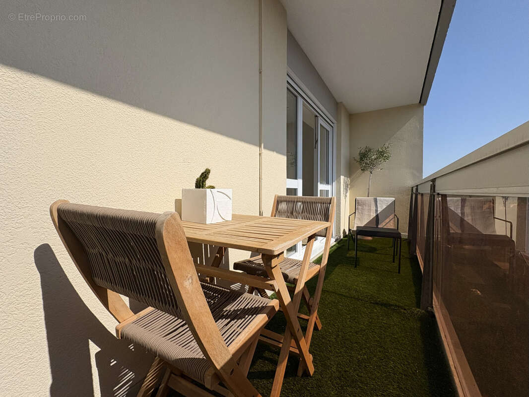 Appartement rénové en dernier étage avec ascenseur, terrasse & stationnement - photo 7