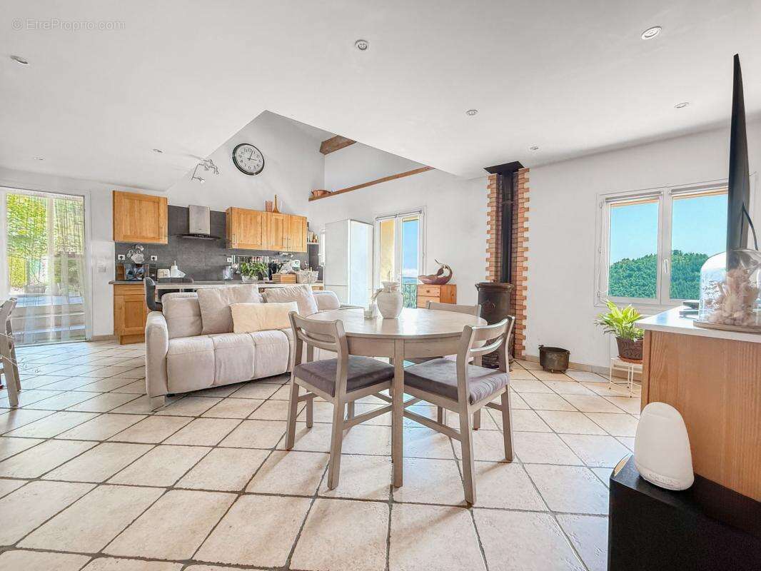 Bâtisse de 180,30 m², 3 appartements + Terrain 34 443 m² - photo 10