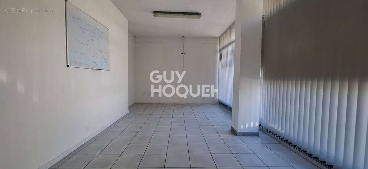 Local commercial Aubergenville 55 m2 de surface utile. - photo 2