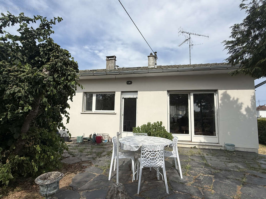Maison plain-pied de 110 m2 avec un terrain arboré de 7,28 ares - photo 2