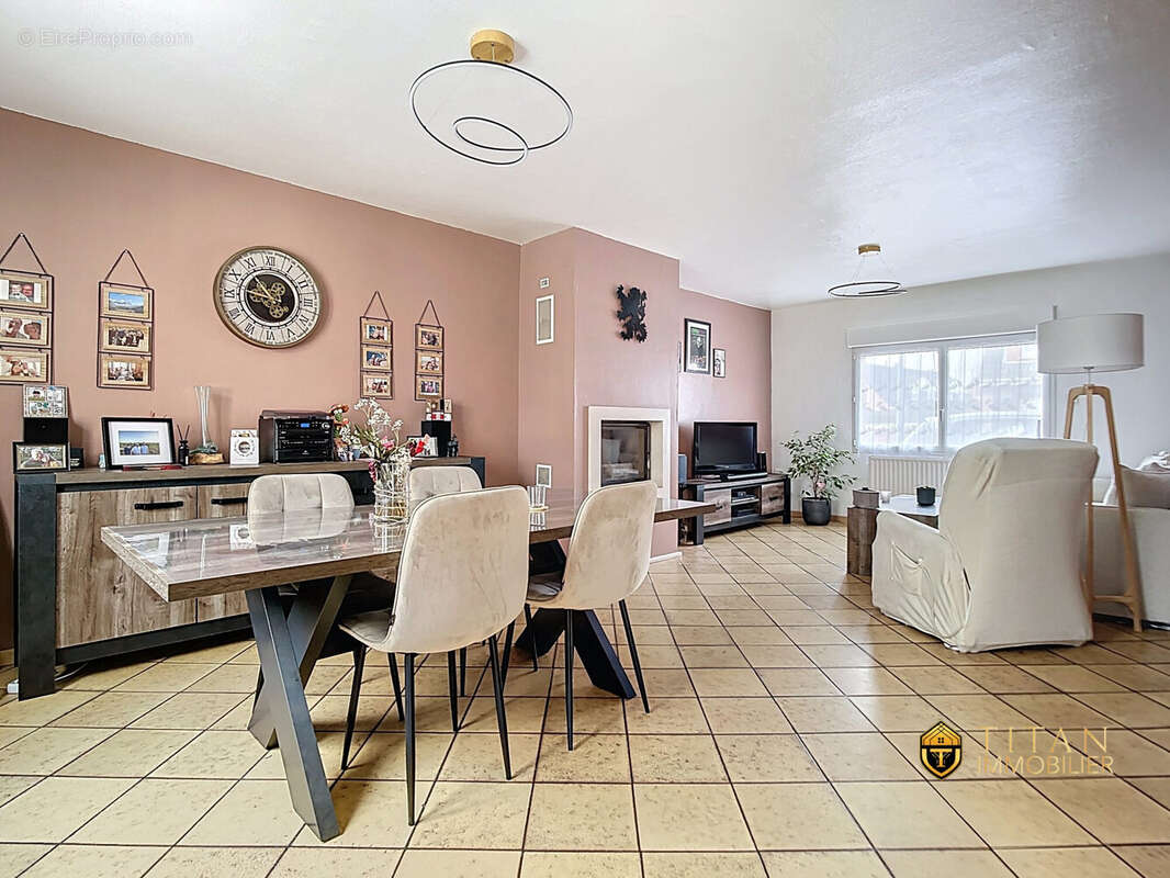 Maison semi individuelle de 124 m² avec 3 chambres, une véranda, une buanderie, un garage et jardin à Cappelle-la-Grande ( 59180)  - Maison à CAPPELLE-LA-GRANDE