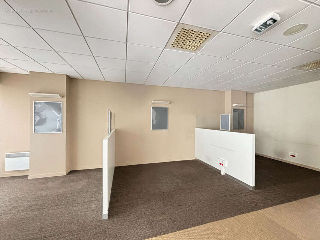 Local commercial de 161.86 M² - photo 4