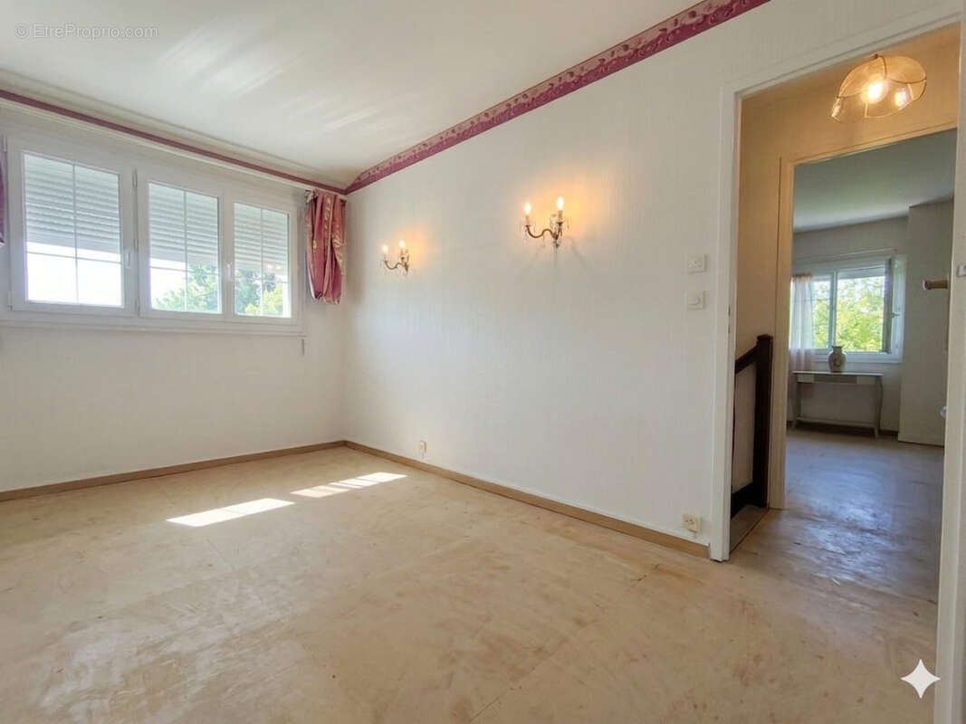 Maison à OZOIR-LA-FERRIERE