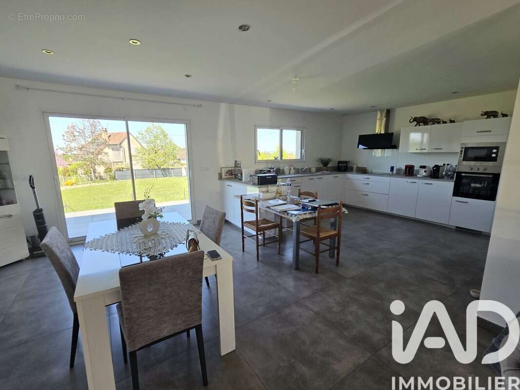 Maison 131 m² à Jugeals-Nazareth  - photo 4