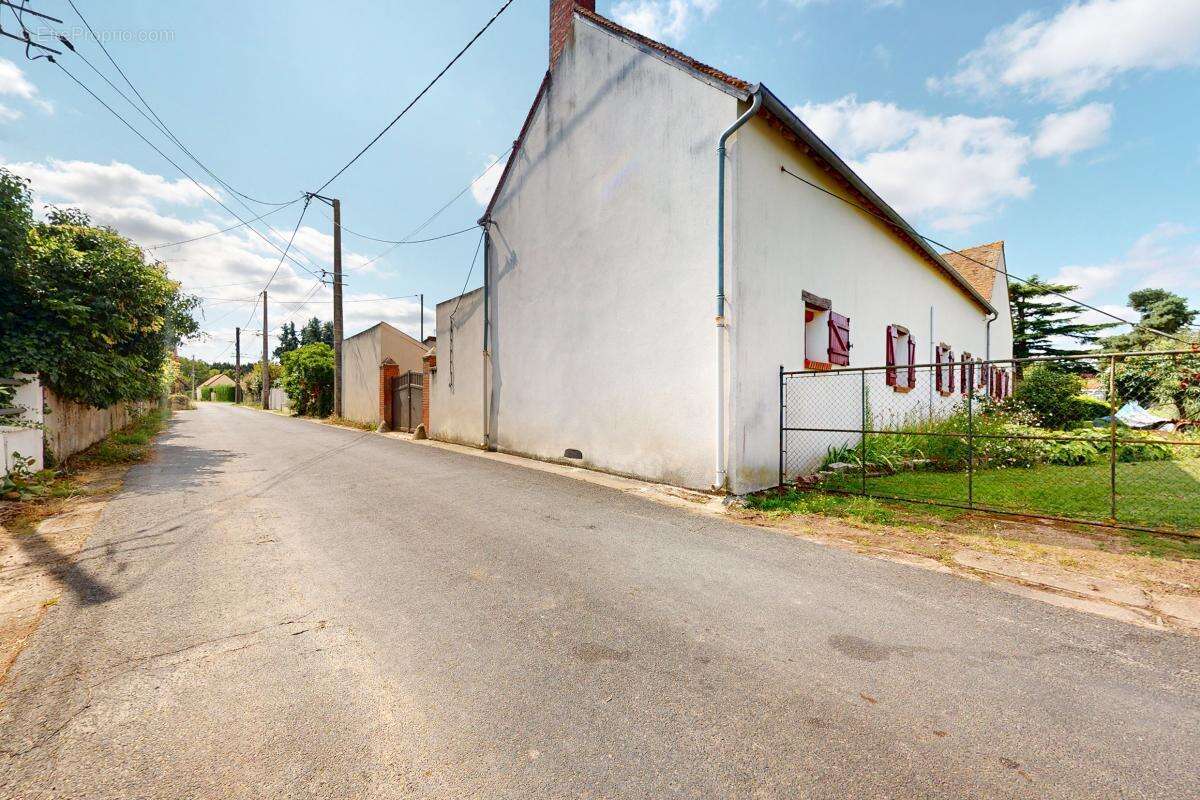 Maison familiale avec 1327 m² de terrain, sous-sol complet et dépendance – Proche Chambord - photo 12