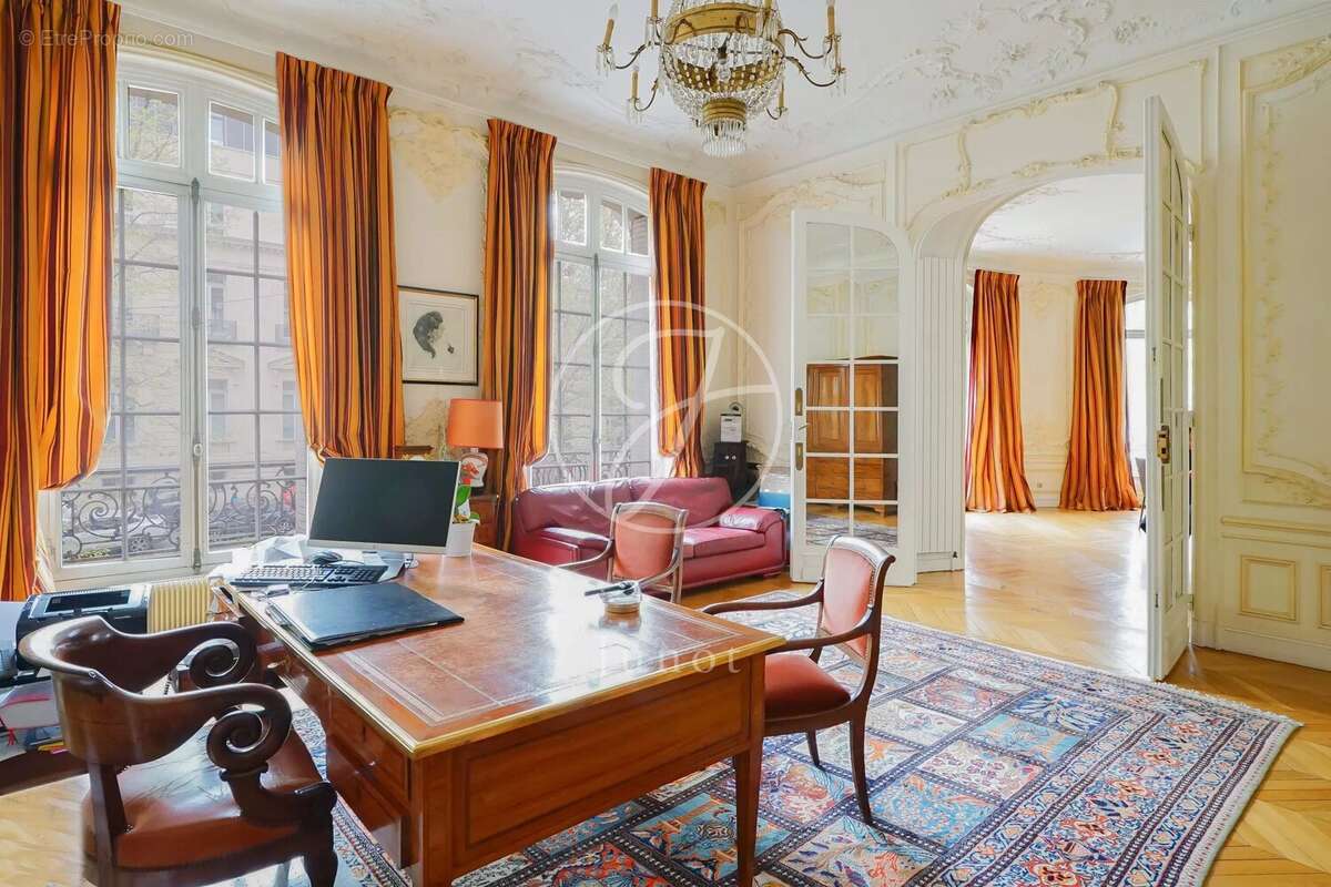 Appartement à PARIS-16E