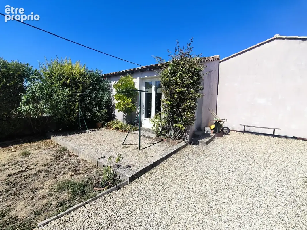 Maison de plain-pied avec jardin arboré, terrasse et dépendance - photo 13