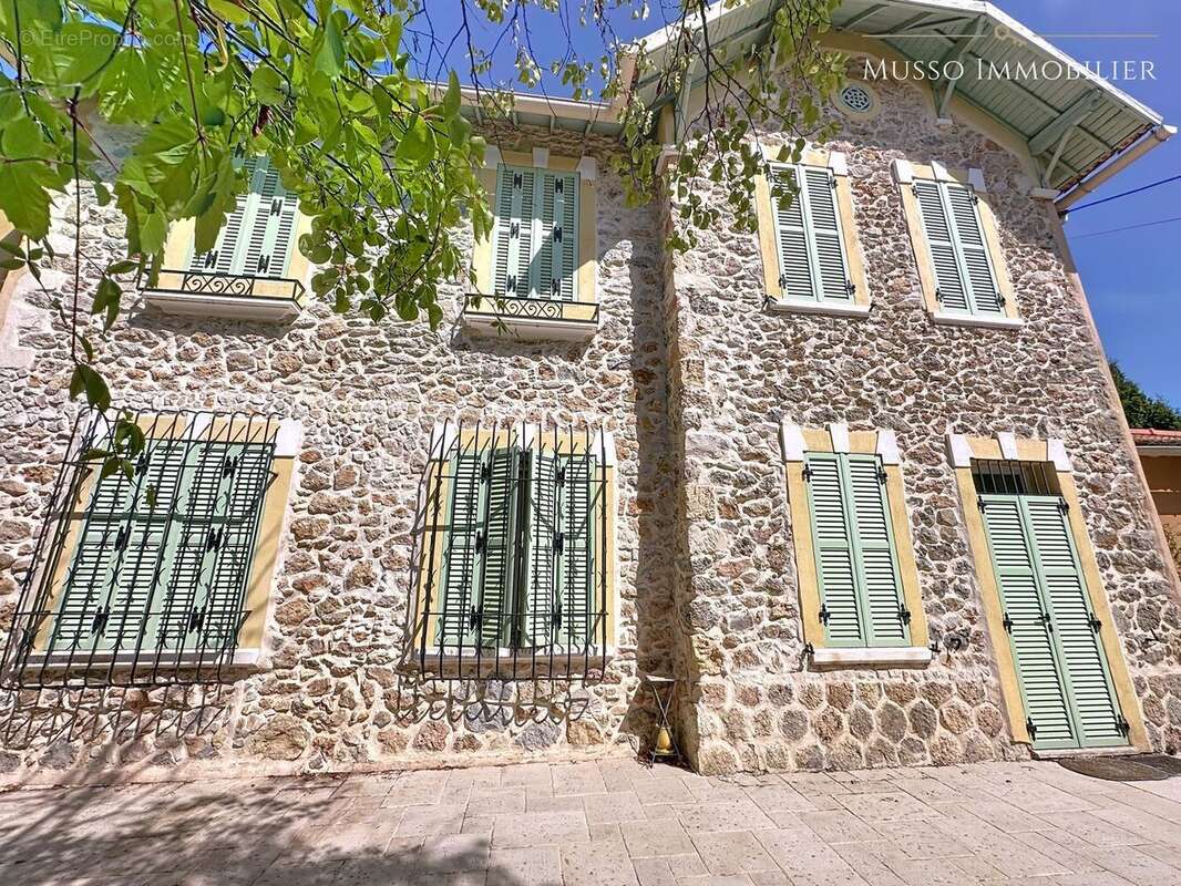 Maison 300 m² à Marseille-12e  - photo 2