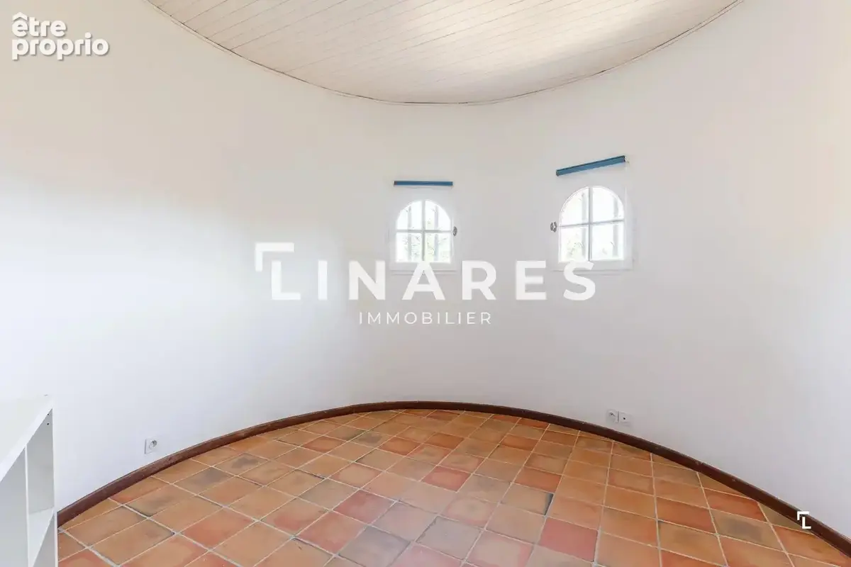 LA SECRÈTE - Villa T5 de 188m² - Dépendance T2 aménagée de 50m² - Sous-sol de  95m² - Garage de 25m² - Terrain de 710m² - 13012 - photo 17