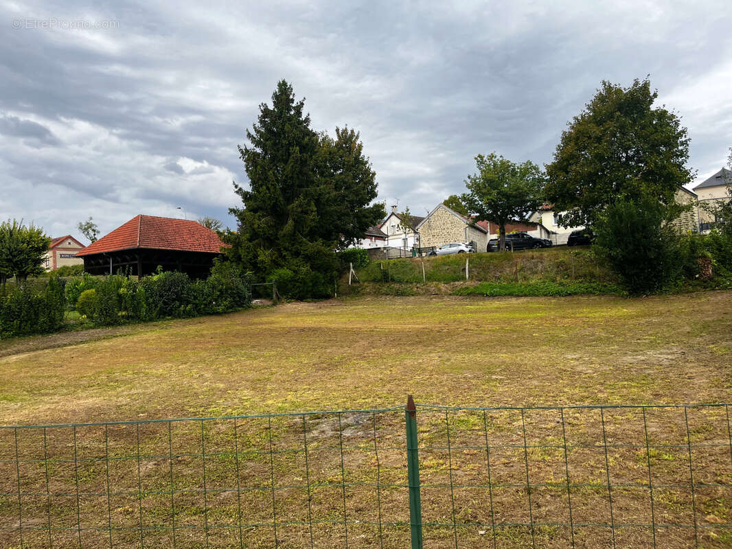 Terrain à BOURG-ET-COMIN
