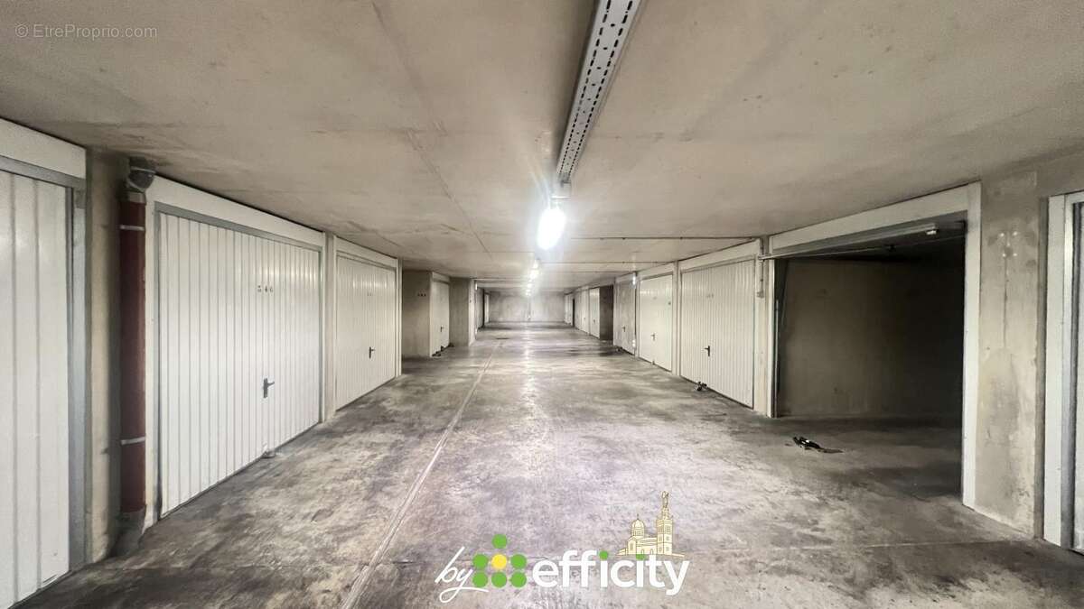 Parking 12 m² à Marseille-8e  - photo 5