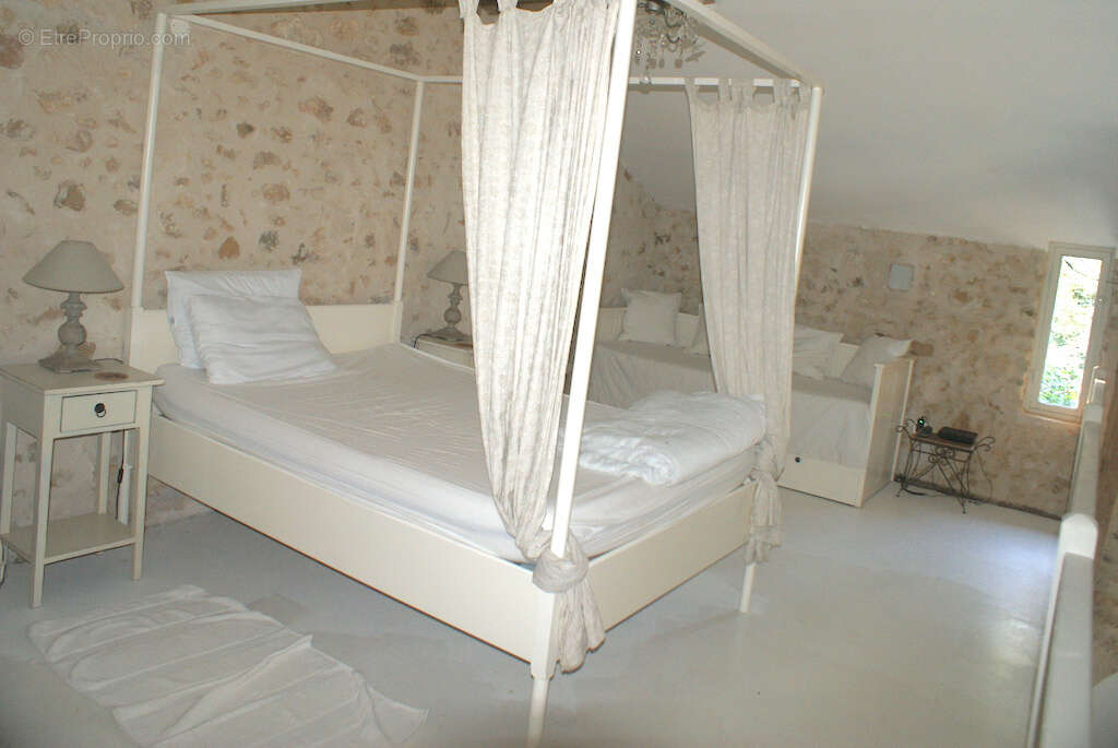 A VOIR. Belle maison en pierre de 4 chambres avec dépendances et vues sur terrain d'environ 2811m2 - photo 14