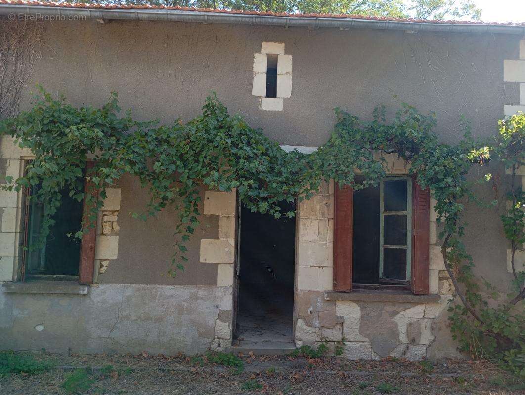 A THURE(86)  Ensemble immobilier de caractère à réinventer 160m2 de potentiel - photo 2