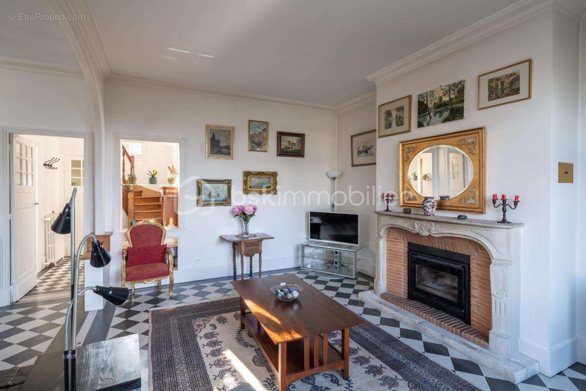 Maison de caractère  – 9 pièces, 7 chambres, sous-sol total – proximité rer d, commerces et écoles à pied - photo 3
