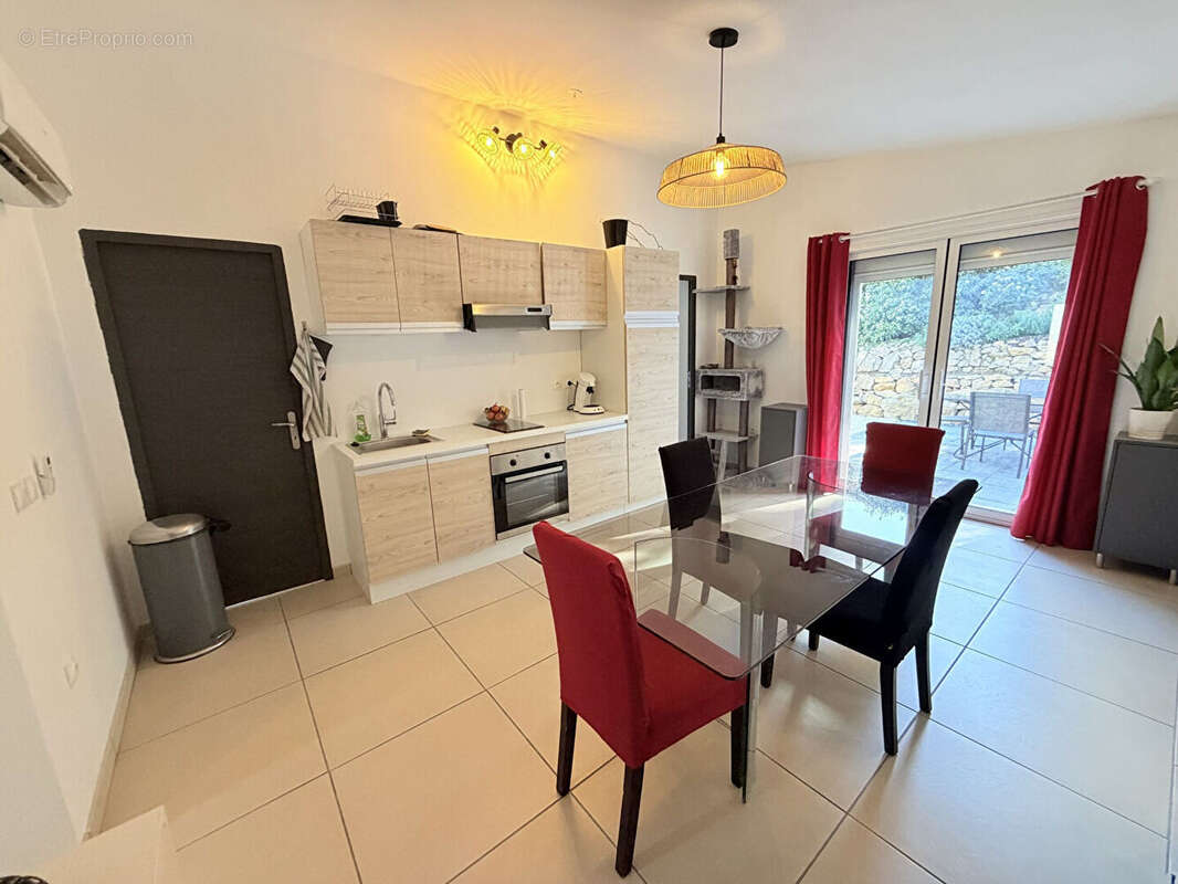 Maison à SAINT-MITRE-LES-REMPARTS