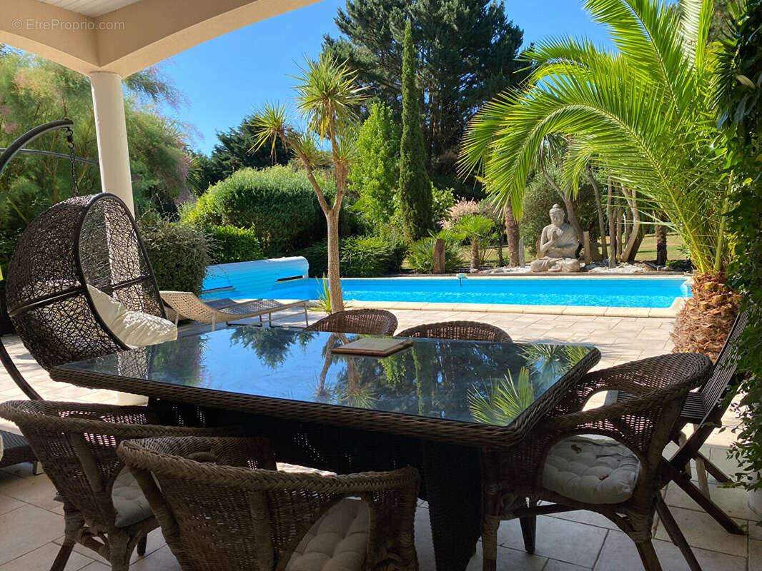 Villa de 180 m² sur une parcelle de 2400 m² avec piscine chauffée et accès direct sur le golf. - photo 2