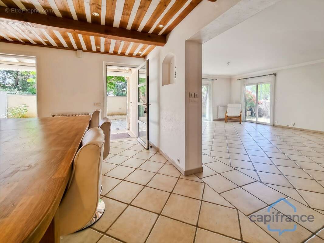 Maison de 212m² avec 6 pièces et une dépendance T2 - Terrain arboré de 800m² - Garage - Restinclières (34160) - photo 8
