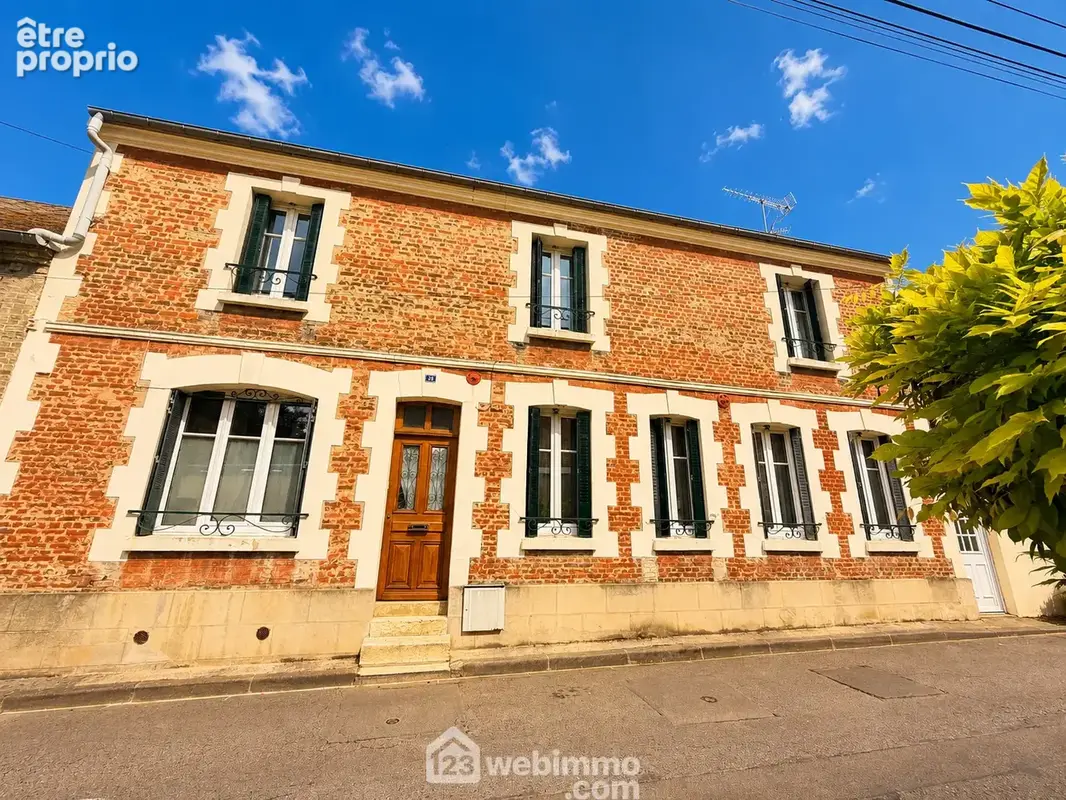 Maison de maître d'une surface habitable de 170 m² distribue ... - Maison à LAON