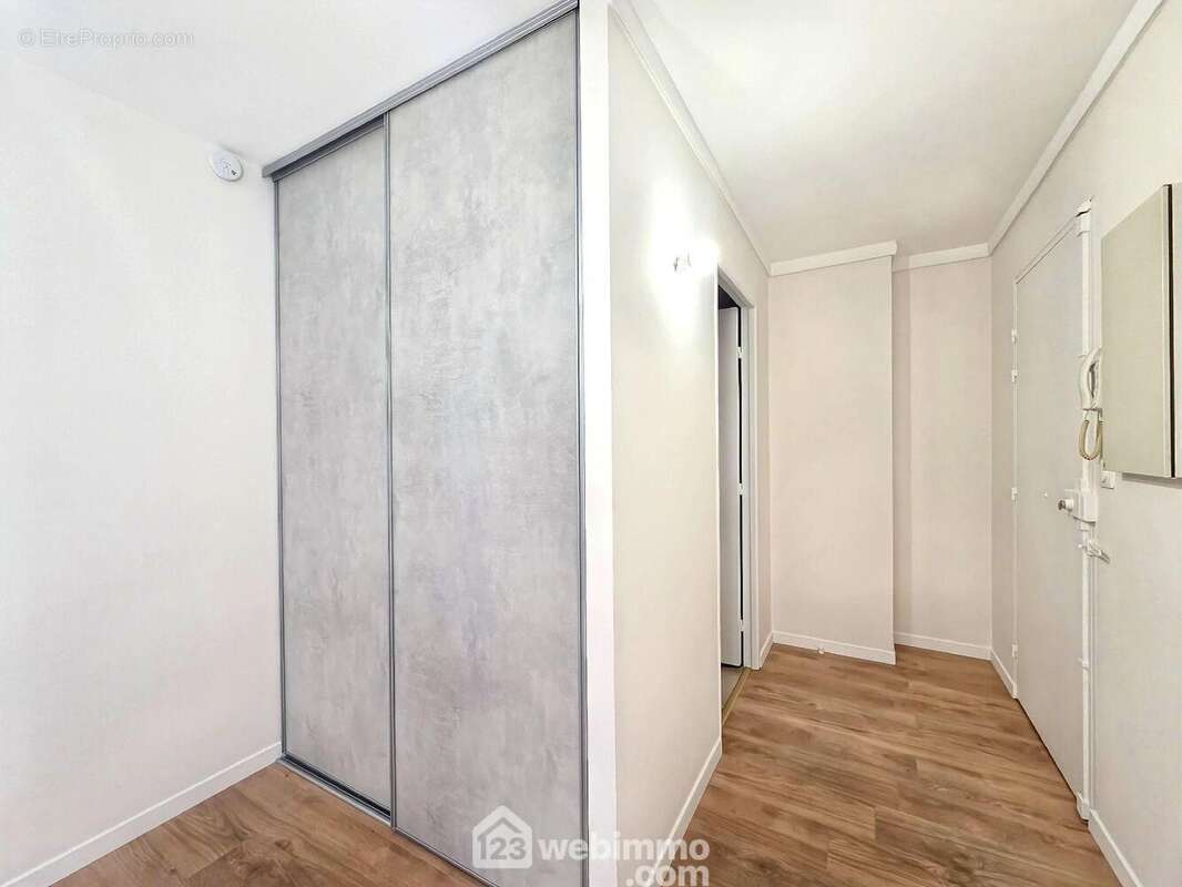 De nombreux rangements, de placard intégré dans chaque pièce. - Appartement à PARIS-15E
