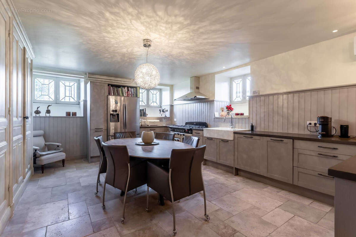 Country property with pool and stables - photo 28