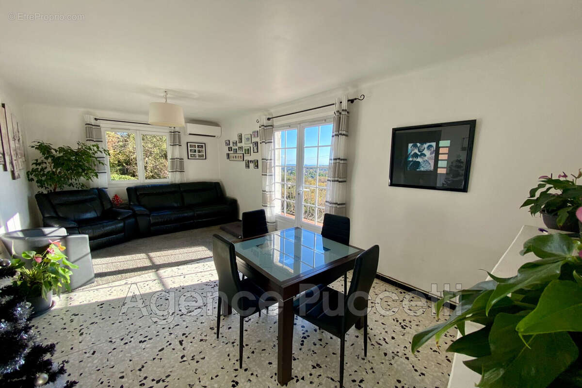 Maison à TOURRETTES-SUR-LOUP