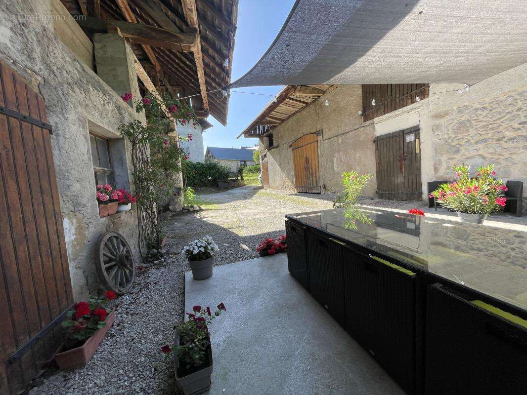 Bâtisse de caractère à Héry sur Alby- plus de 220m2de surface exploitable - photo 3