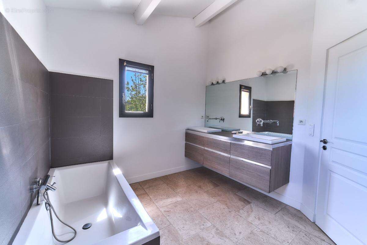 Maison à LE PUY-SAINTE-REPARADE