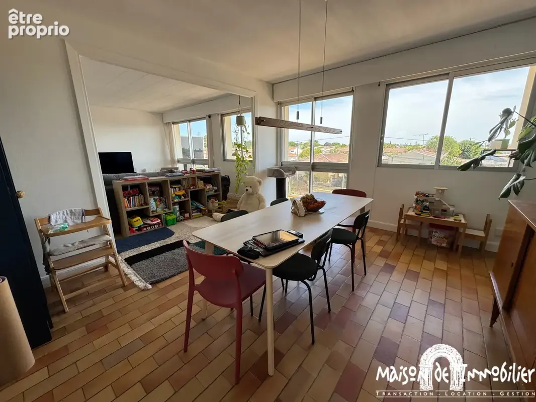 A vendre à COGNAC - Spacieux appartement - 4 pièces - 108m2 - Balcon, parkings et caves - photo 3