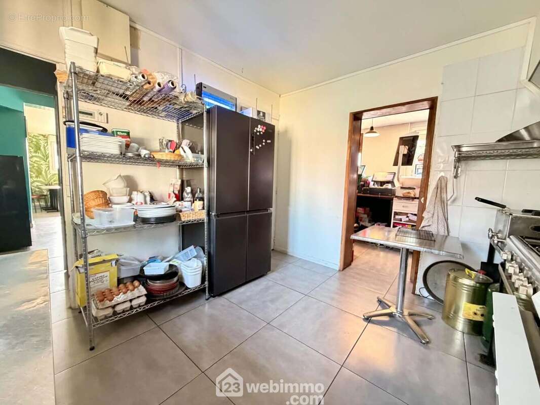 Cuisine équipée comprenant hotte, plaque de cuisson, four, évier et lave-vaisselle, prête à répondre aux besoins du quotidien - Appartement à MORCOURT