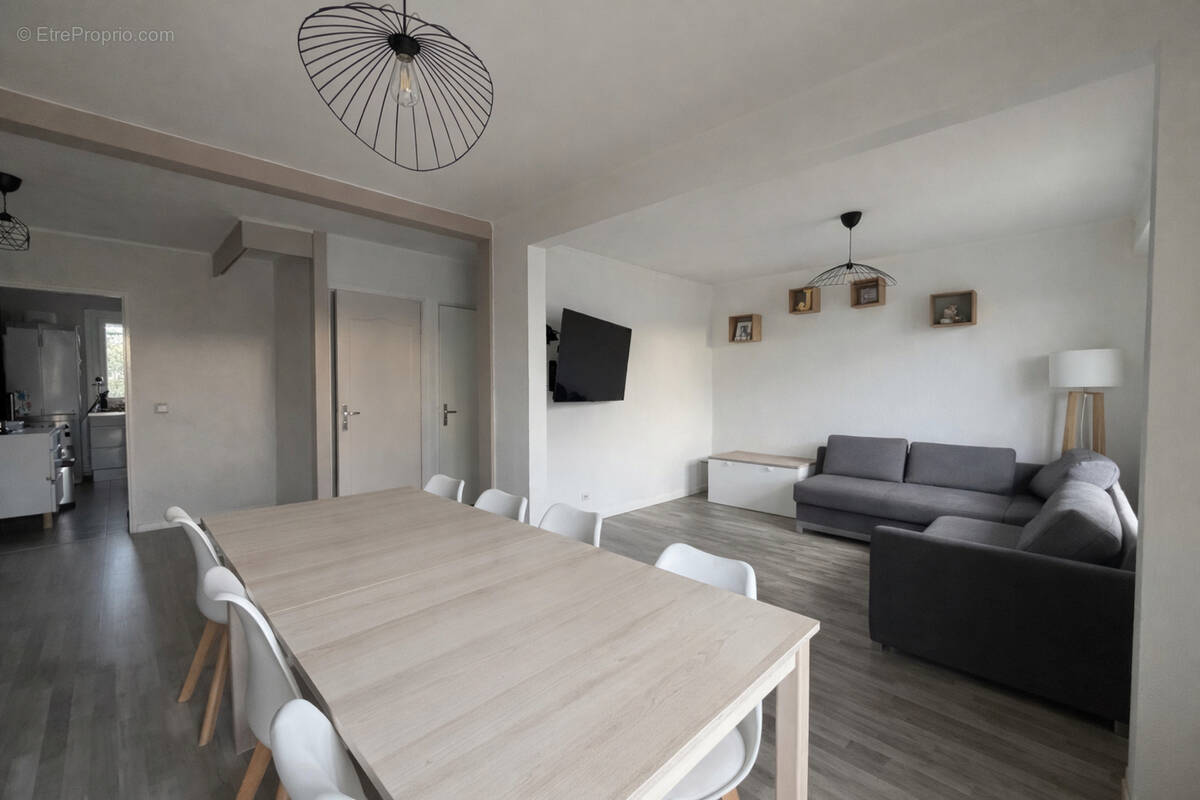 Appartement à MONTMOROT