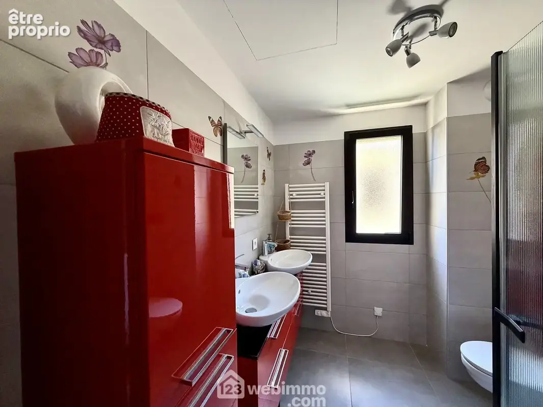 Salle d'eau de 5 m2 avec fenêtre