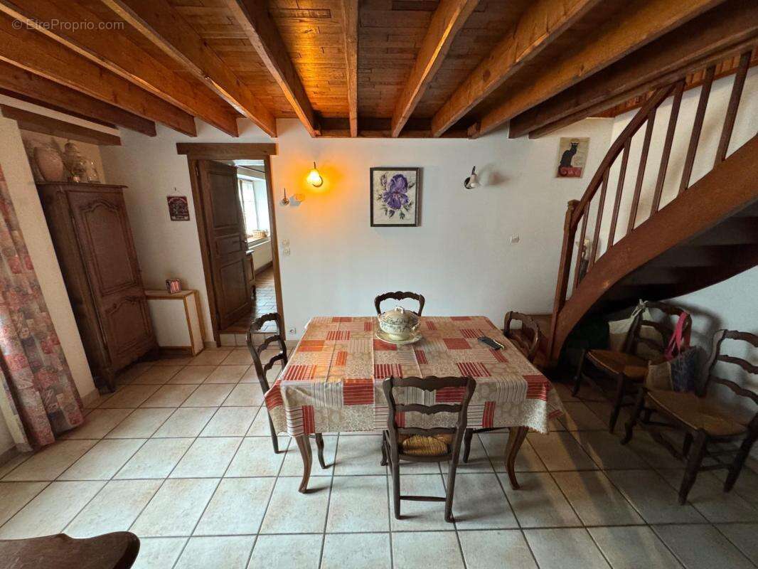 Maison en pierre avec jardin et garages - photo 9