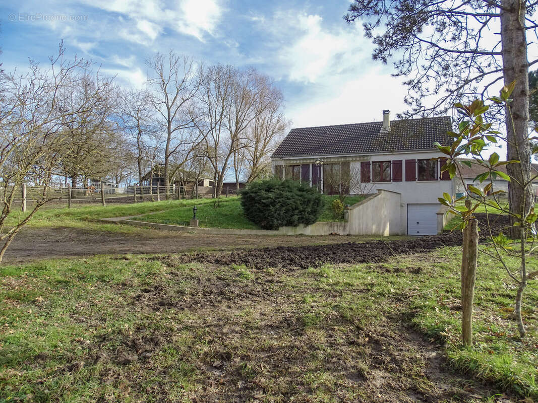 Maison à LA CHAPELLE-MONTMARTIN
