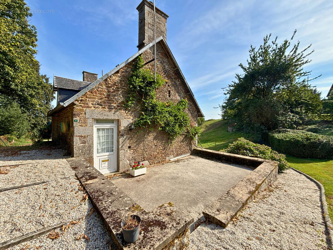 Maison - 134 m2 - En pierre - Avec dépendances - SAINT LAURENT DE CUVES - photo 4