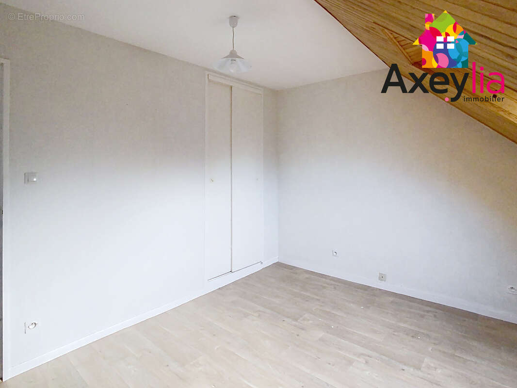 Maison à COMMELLE-VERNAY