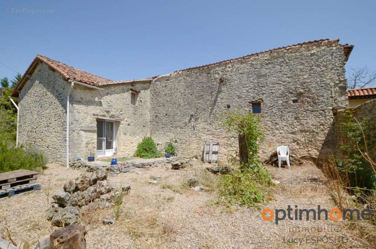  Charmante maison en pierre de 1780 pleine de caractère – Saint-Laurent-de-Céris (16)  - photo 18