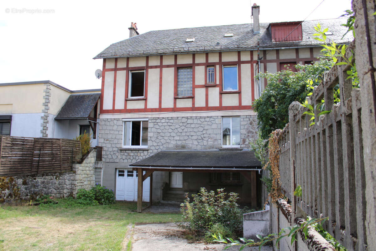 Maison à RIOM-ES-MONTAGNES