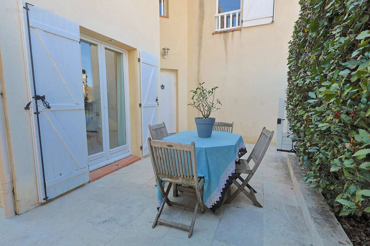 Maison à LA ROQUETTE-SUR-SIAGNE