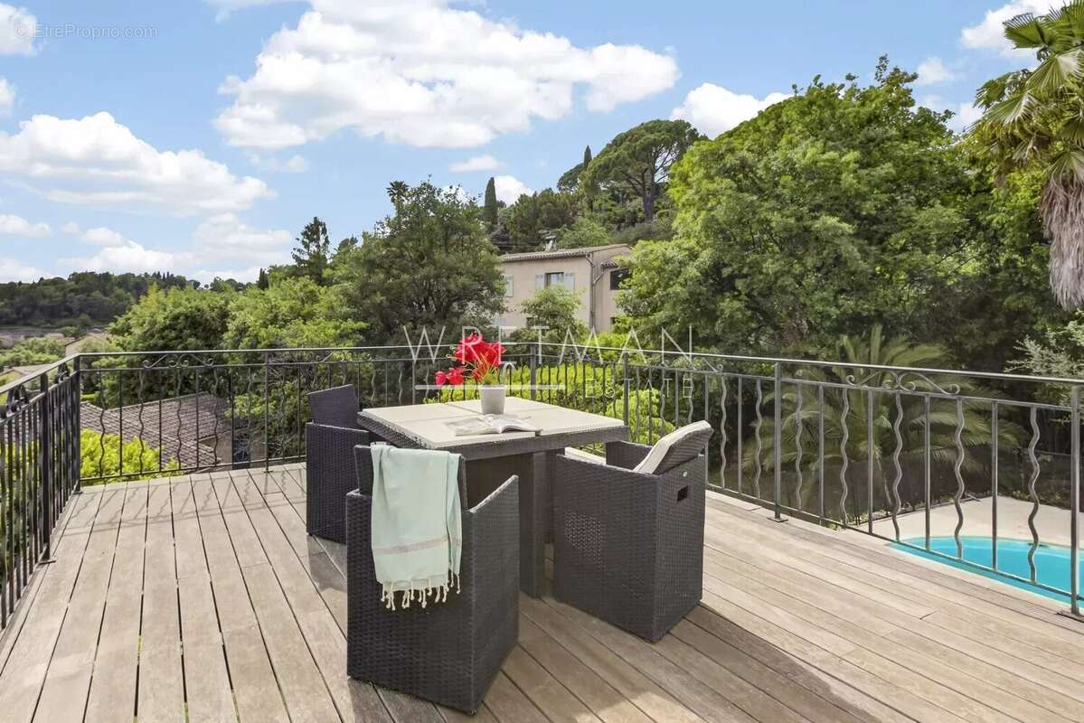 Maison à CHATEAUNEUF-GRASSE