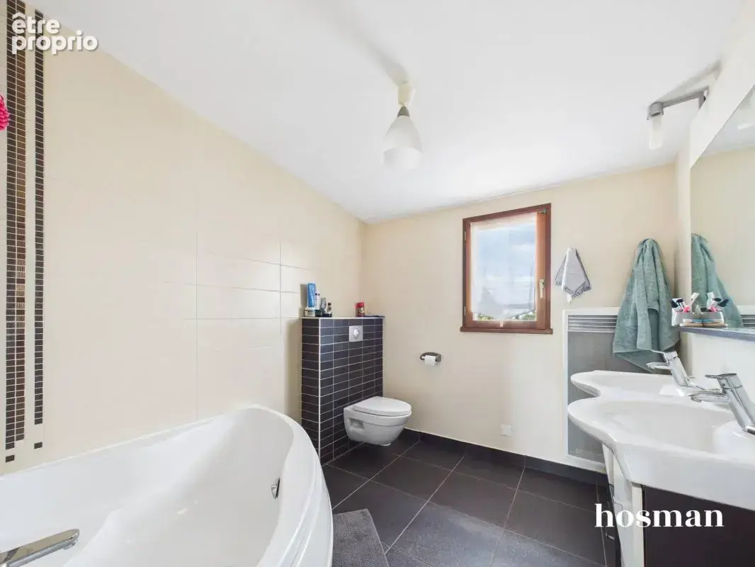 Belle maison de 153 m2 avec 4 chambres, jardin et garage - Au calme - Secteur privilégié du Vieux Gachet à Nantes - photo 12