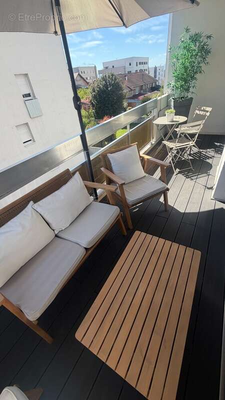 Premier balcon attenant au séjour, idéal pour un café en extérieur. - Appartement à ANNEMASSE
