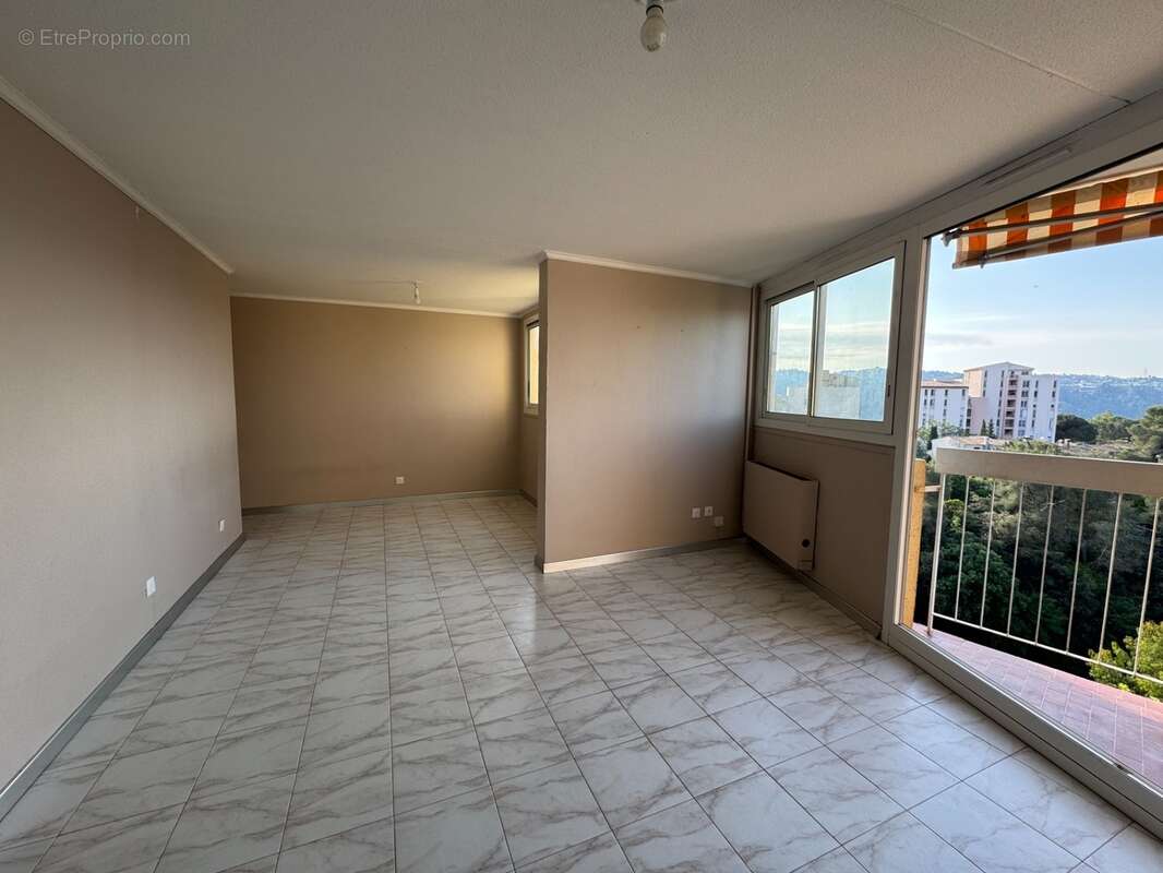 Bel appartement 5 pièces (3 chambres) avec terrasse, aperçu mer, cave et parking privé - photo 2