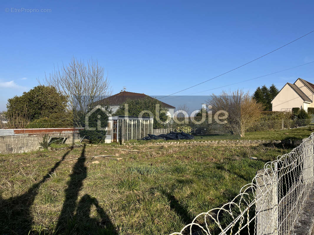 Terrain à VILLEDIEU-LES-POELES