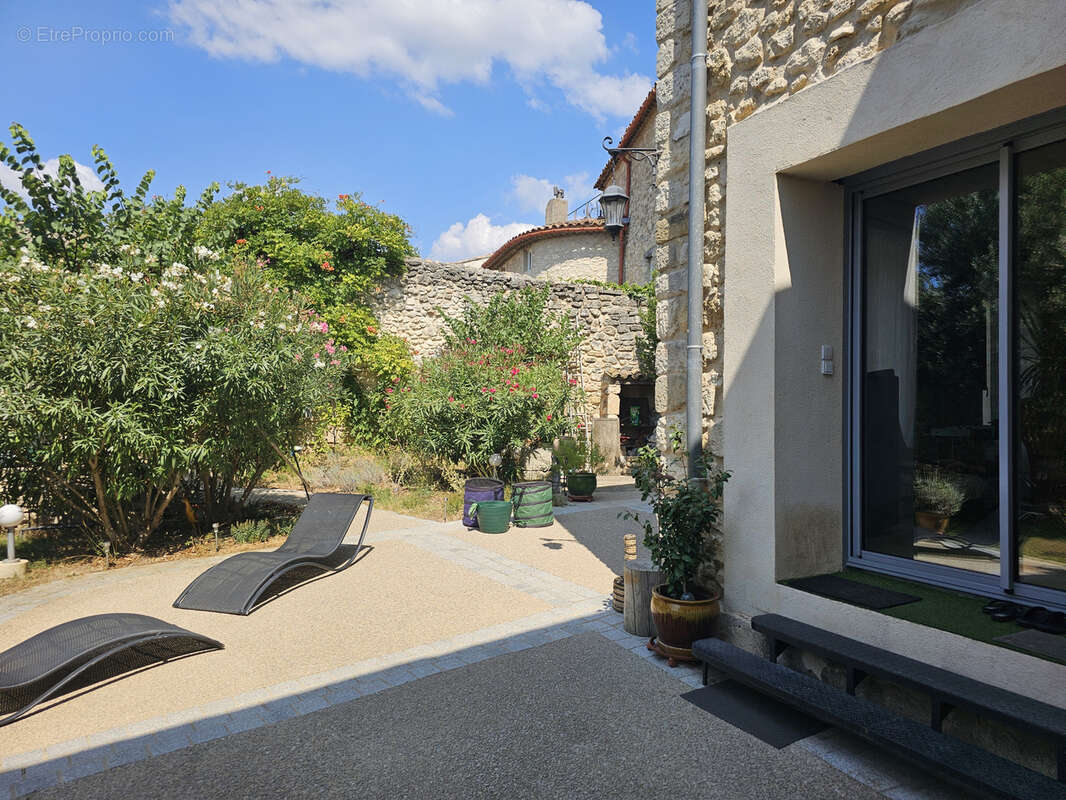 Maison à LA ROQUE-D'ANTHERON